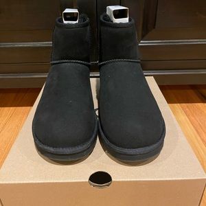 Ugg Classic Mini II Boot; Women’s Size 9; Black.